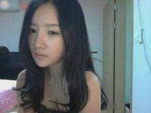 新闻女主播不慎走光,瞬间引发网友热议