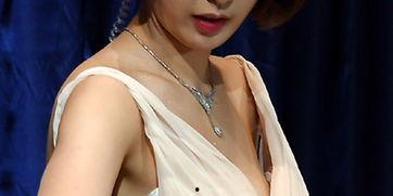 女主播衣服蹦开走光,女主播衣服蹦开瞬间走光，网友热议